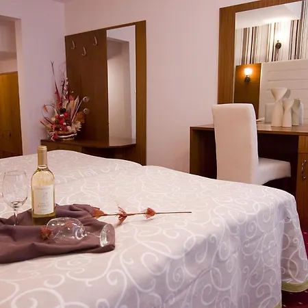 Arena Tarnovo -free Large Private Parking Хотел 3*