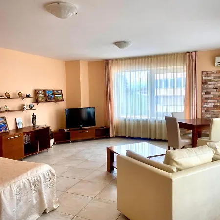 Arena Tarnovo -free Large Private Parking Хотел 3*