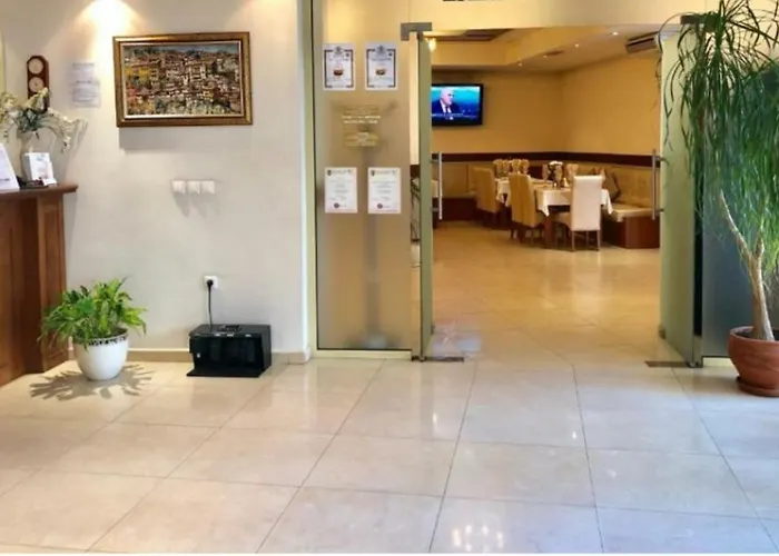 Hotel Arena Tarnovo -free Private Parking 3*